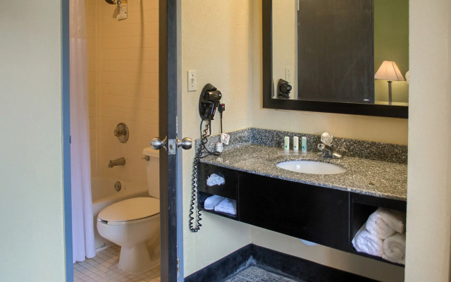 Quality Inn & Suites at Airport Blvd I-65