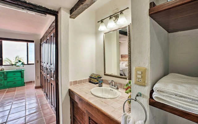 Updated Oceanside Townhome w/ Pool: Walk to Beach!
