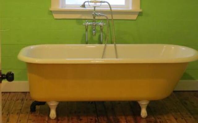 The Old Salt Box Co. - Daisy's Place