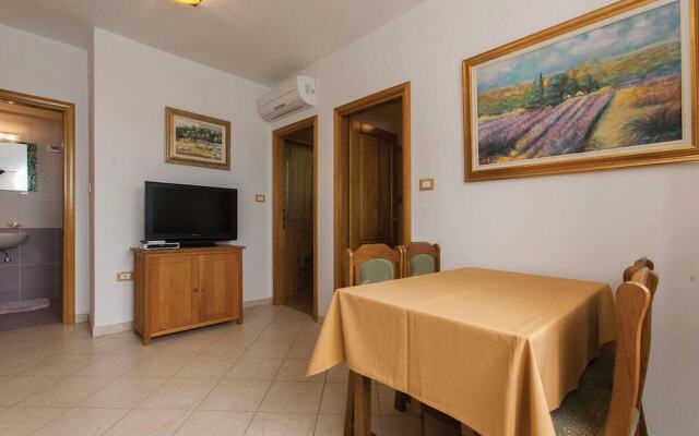 Stunning Home in Valbandon With Wifi and 6 Bedrooms