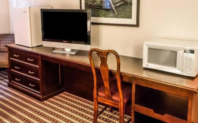 Econo Lodge Inn & Suites Warren