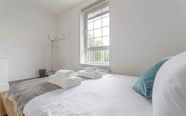 Stylish 2 Bedroom Flat With Views of The Shard