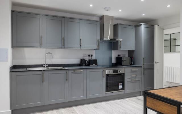 Remarkable 2-bed Apartment in Camberley