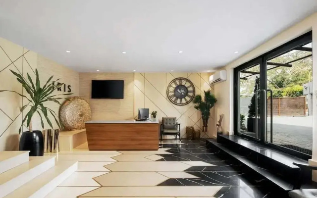 Iris Hotel