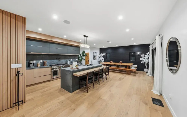 Farley Court - Stylish Hillside Residence With Stunning Views