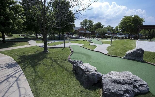 Ozarks Oasis 4 Bedroom Cabin by RedAwning