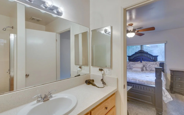 Convenient Bakersfield Townhome With Patio!