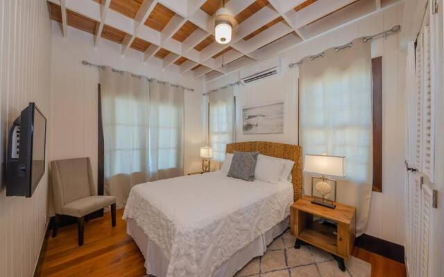 Athena's Mahogany House by the Bay 4 Bedroom/2 Bathroom