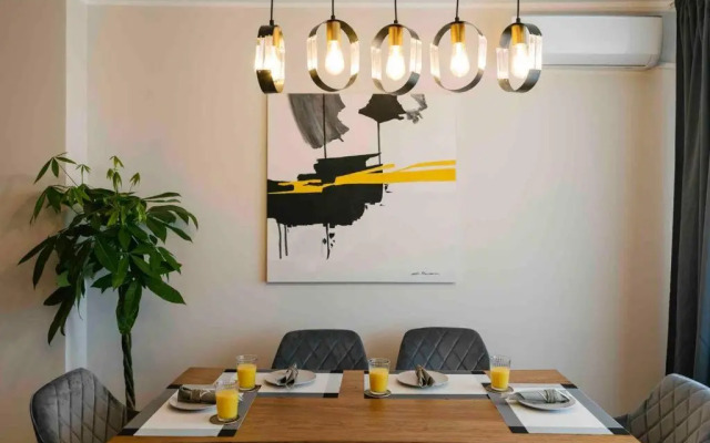 Sunny 2BR Flat-Top Location-Amazing Views