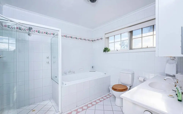 Cityscape Charm in Wattle Park