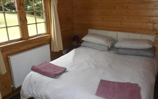 Spacious 3 Bedroom Cabin at Avonvale Holiday Lodge