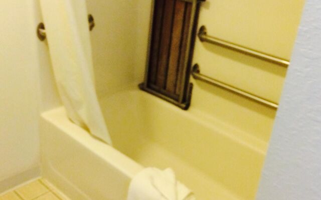 Motel 6 Saukville, WI