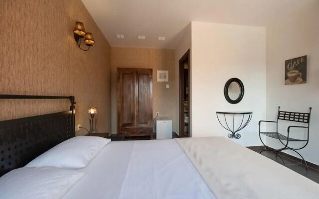 Polys Guest House