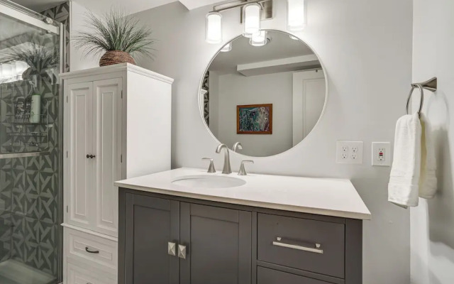 Chic Minneapolis Apt - 6 Blocks to Lake Nokomis!