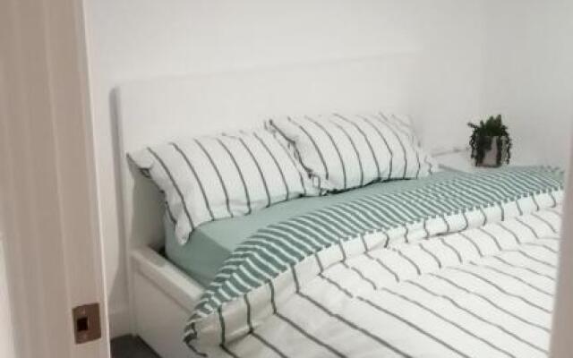 1 Bed Apartment Sleeps 2 - Parking & Wifi