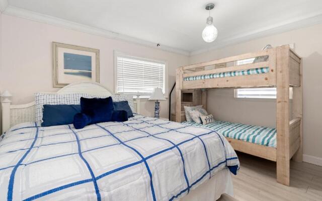 Beautiful home- Private getaway-Heated Pool/Hottub