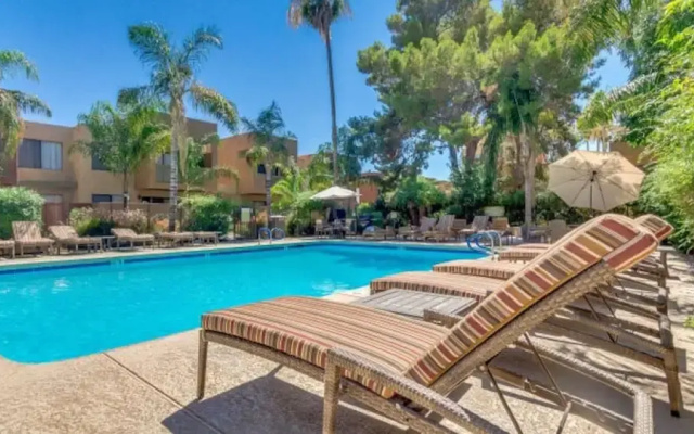 Stylish Old Town 2 Bdrm Ground Floor Condo