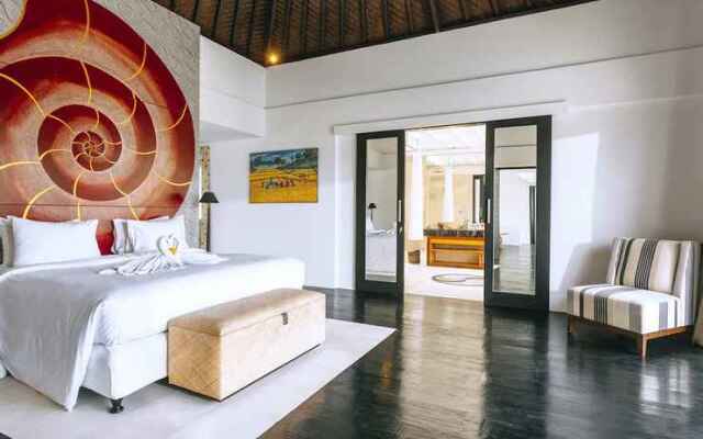 Fabulous Beachfront Villa, 5 BR, Canggu w/ Staff