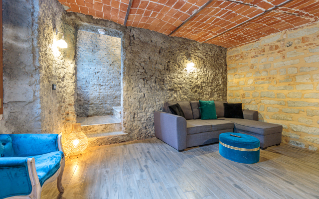 Cascina Liebe with sauna among vineyards