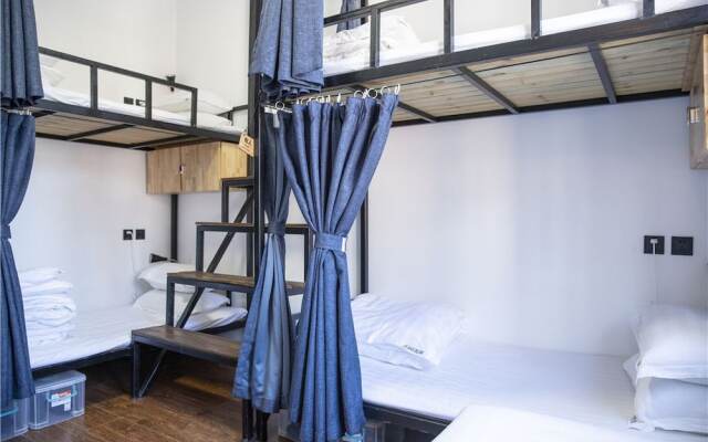 Zeako Youth Hostel