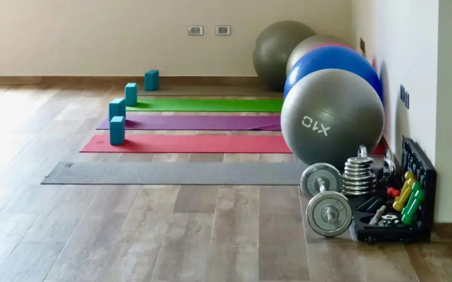 Palmarena Rooms and Residences - Long Stay Comfort with Parking, Sauna, Gym and Pool (Steps from 5th Avenue)