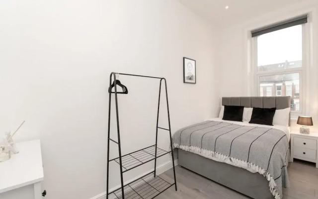 Woodside Park 3 Bedroom Apt with Parking