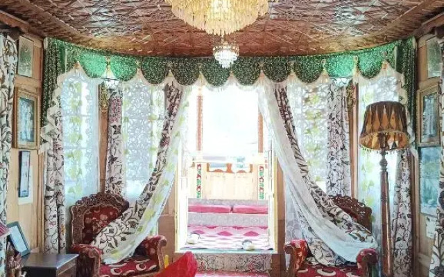 New minar group of houseboats