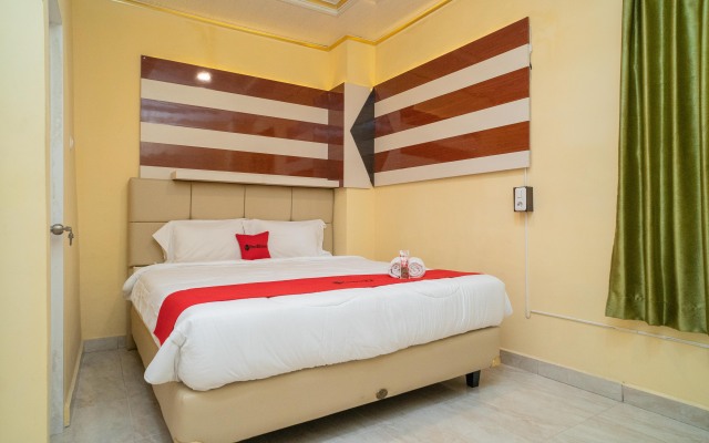 RedDoorz Plus Syariah near Pasar Turi