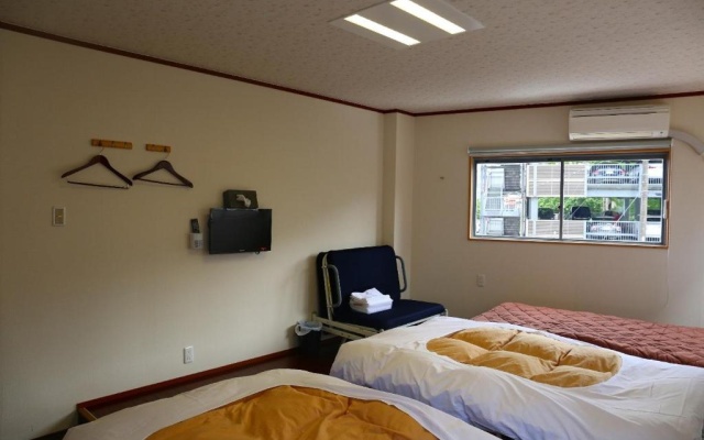 Izu 4 sea ocean reinforced con Double bed + sofa bed unit with bath (20 – Guest Rooms – Atami