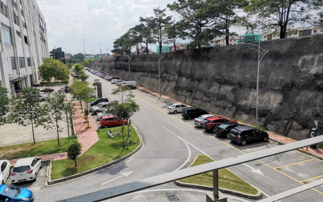 OYO Rooms Kota Damansara GIANT