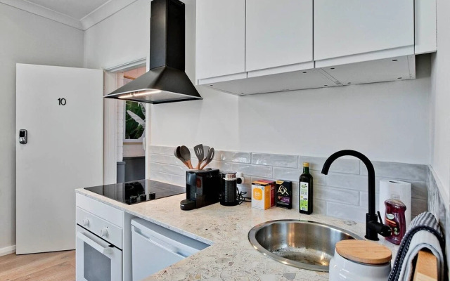 1 Bedroom Apt with Air-Conditioning in Plympton