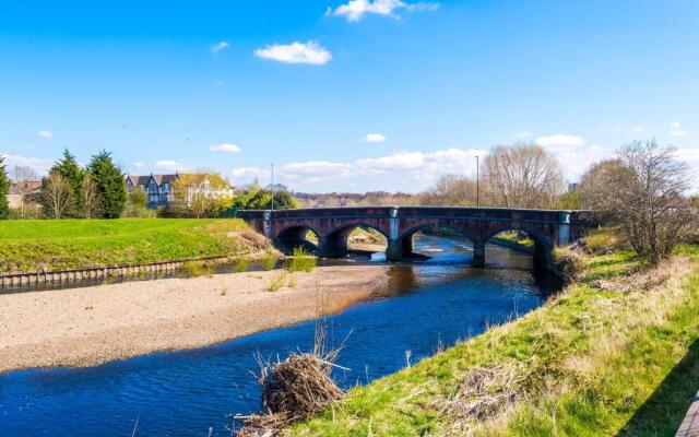 Vidale Court, 3 Bedroom House with River Irwell view, sleeps 6