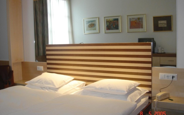 City Hotel