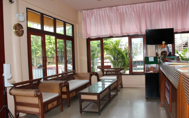 Oyo 75409 Premium The Family Hotel