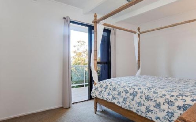 Whale Tales' 78 Lentara Street - Fantastic Water Views Over Fingal Beach – Guest Rooms – Fingal Bay