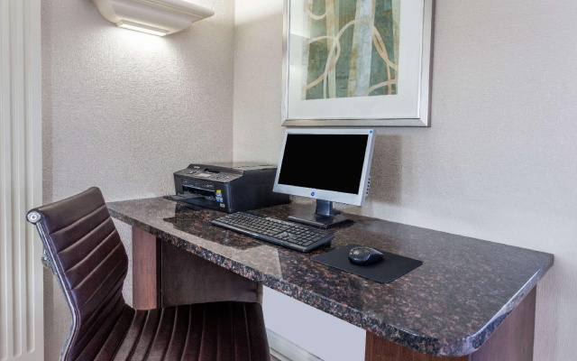 Days Inn & Suites by Wyndham Roseville/Detroit Area