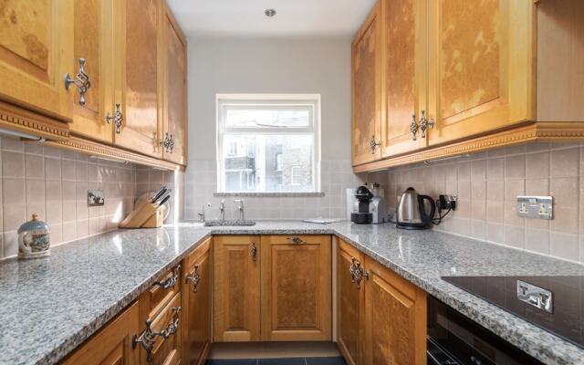 Luxury 2BR Flat in Knightsbridge W/patio, 4 Guests