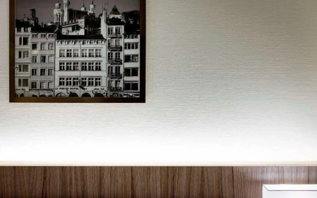 Le Phenix Hotel