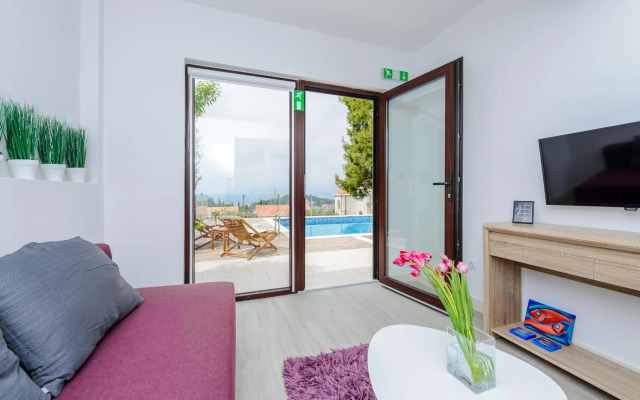 Tandem Apartments with Swimming pool