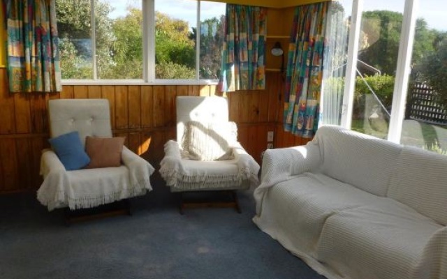 Cottage by the Beach – Balcony – Motueka