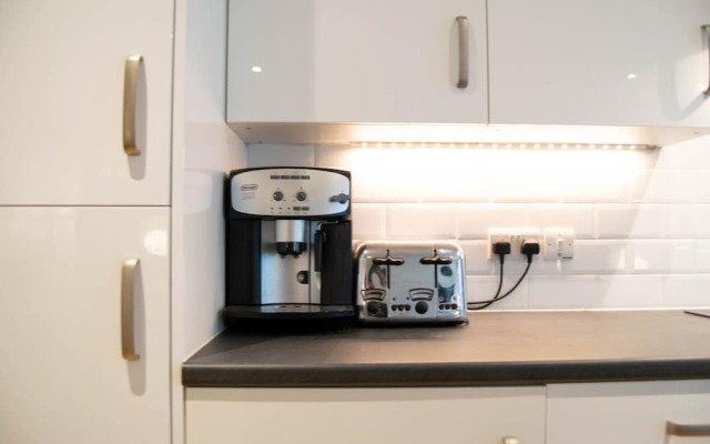 Stunning 2 Bedroom Apartment on the River Thames