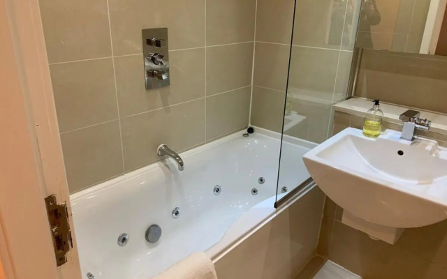 Liverpool Party Pads The Famous 8