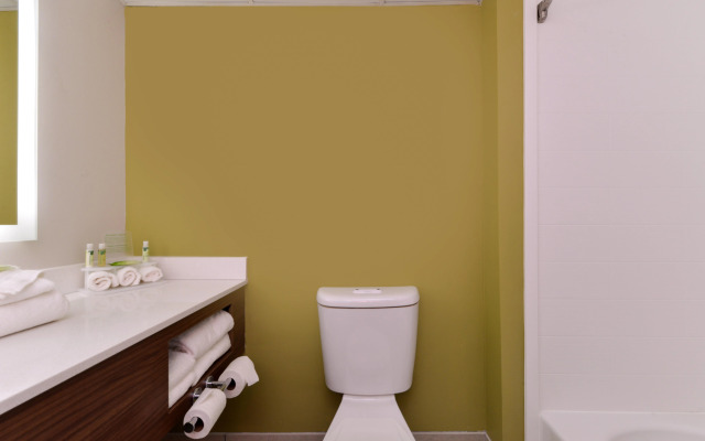 Holiday Inn Express & Suites Raleigh NE - Medical Ctr Area by IHG