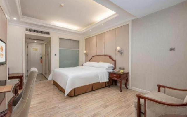 Vienna Hotel (Guangzhou Baiyun University Jinyuan Plaza)