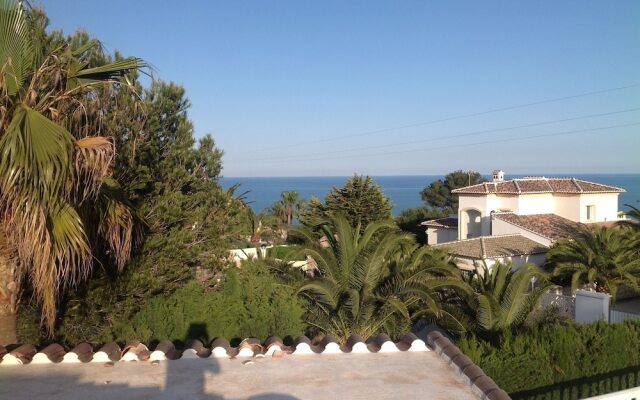 Spacious Villa With Private Swimming Pool in Ambolo