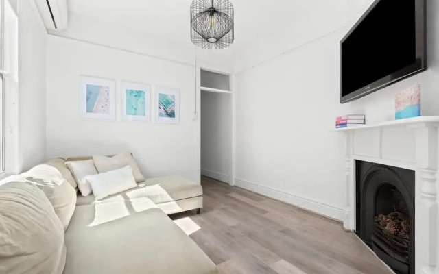 Peaceful 2 Bedroom With Private Backyard and BBQ