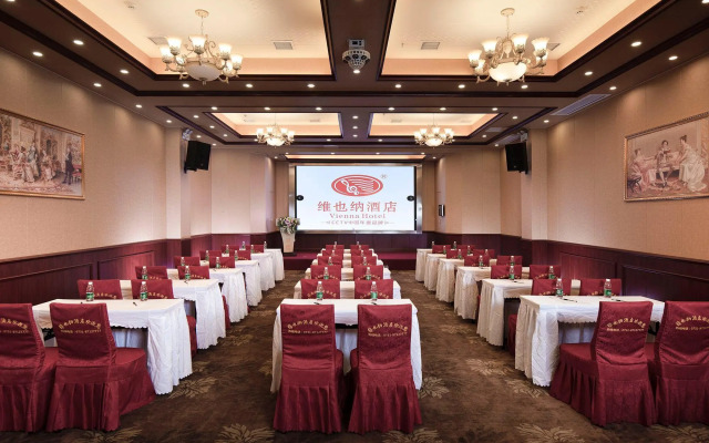 Vienna Hotel (Changsha Ningxiang West High-speed Railway Station Emerald Lake Store)