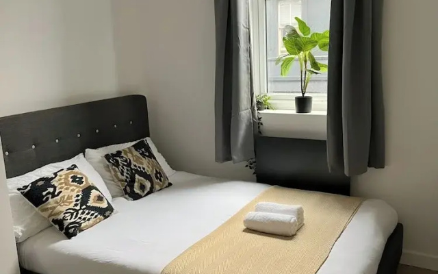 Pet Friendly - Parking - 3 Bedrooms - 6 Guests