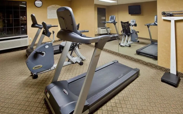 Days Inn & Suites South Boston