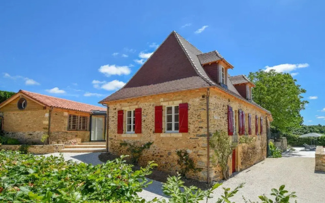 Hilltop Cottage With Pool